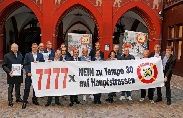 Übergabe Petition gegen Tempo 30 auf Hauptstrassen